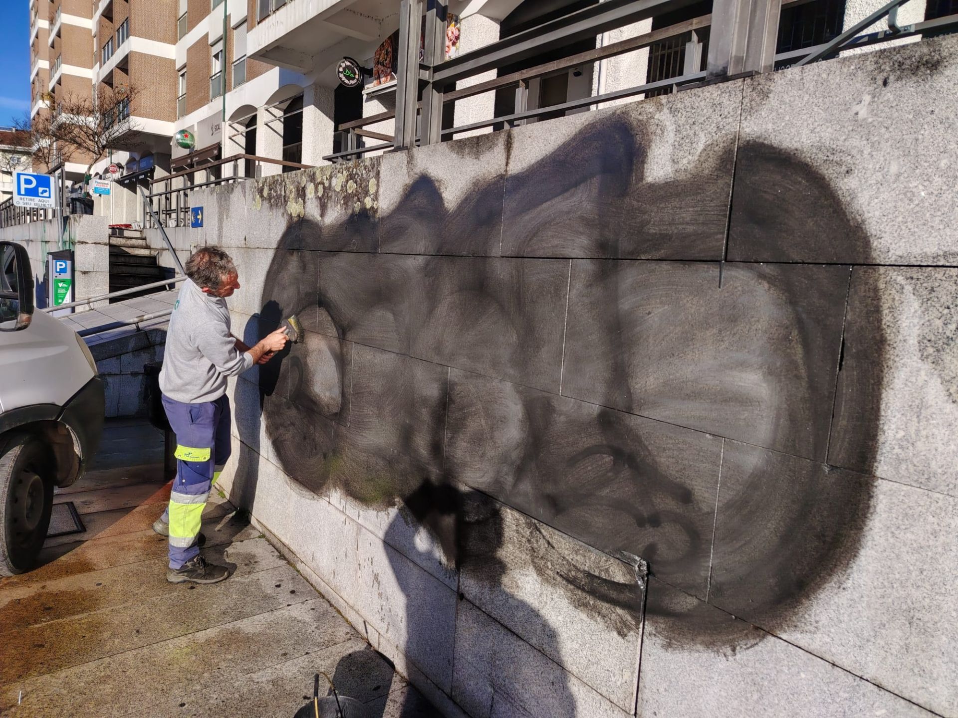 Câmara Municipal inicia ação de remoção de grafitis na cidade